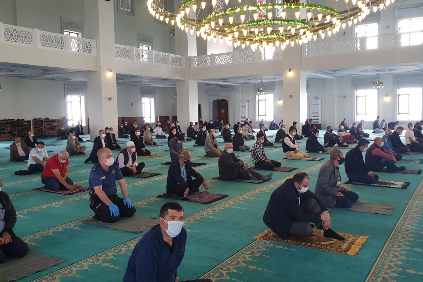 Müslümanlar Cuma namazına akın etti